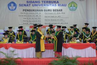 Lima Guru Besar Dikukuhkan Senat Universitas Riau