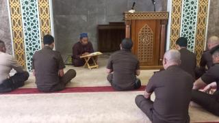 Sesungguhnya Allah SWT akan mengangkat Derajat Suatu Kaum Dengan Kitab Al-Qurâ€™an