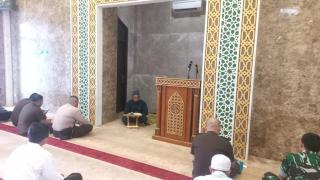 Allah SWT Akan Membela Orang yang Memuliakan Al-Qur