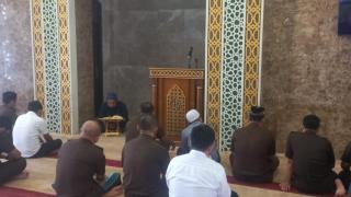 Membaca dan Mengamalkan Al-Qur
