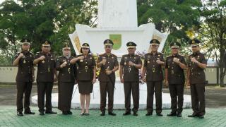 Kajati Riau Dr. Supardi Memimpin Langsung Upacara Ziarah di Makam Pahlawan