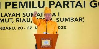 Ngaku Sudah Bertemu Luhut dan Bahlil, Airlangga Jamin Munaslub Golkar Tidak Ada