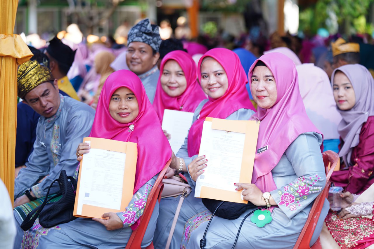 Gubri Serahkan 614 SK PPPK Tenaga Pendidik Pemprov Riau Formasi 2022