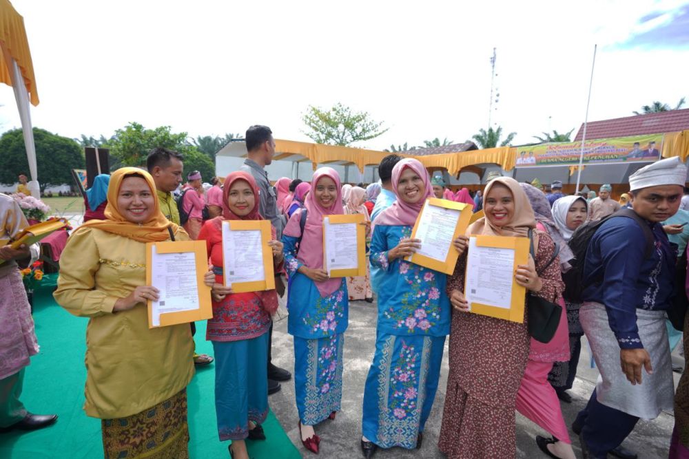 Diserahkan Gubri, 660 Guru Honorer di Rohul Terima SK PPPKÂ