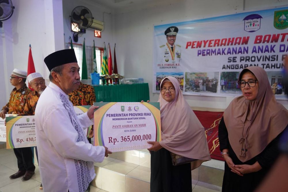 Gubernur Syamsuar Berikan Bantuan Sosial Untuk Panti Asuhan Anak Yatim di Kota Dumai