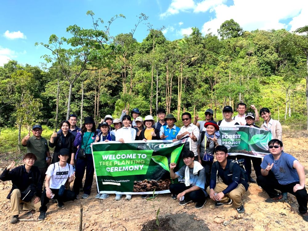 Pelajar Jepang Menanam Pohon di Tahura Sultan Syarif Hasyim