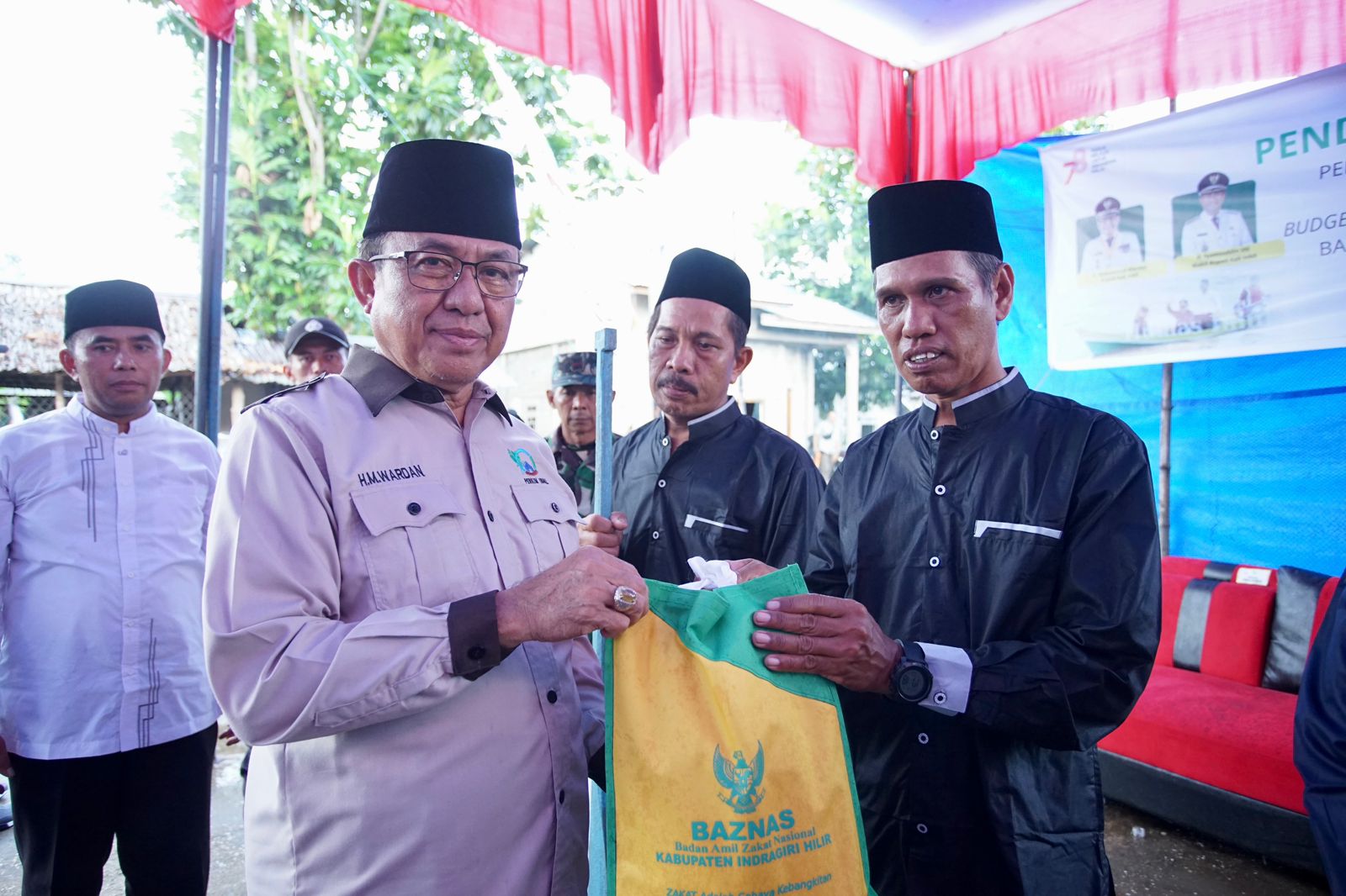 Bupati Serahkan Bantuan 10 Sampan Kotak Zakat Baznas untuk Nelayan Tempuling