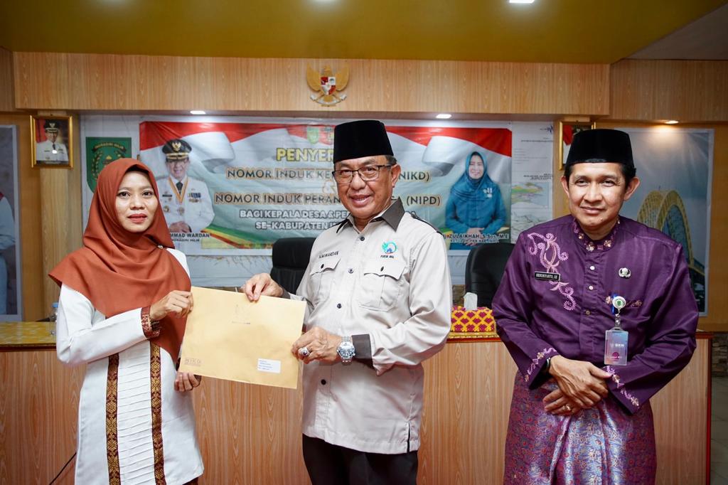 Bupati Wardan Serahkan NIKD dan NIPD Kades dan Perangkas Desa di Kecamatan Tempuling