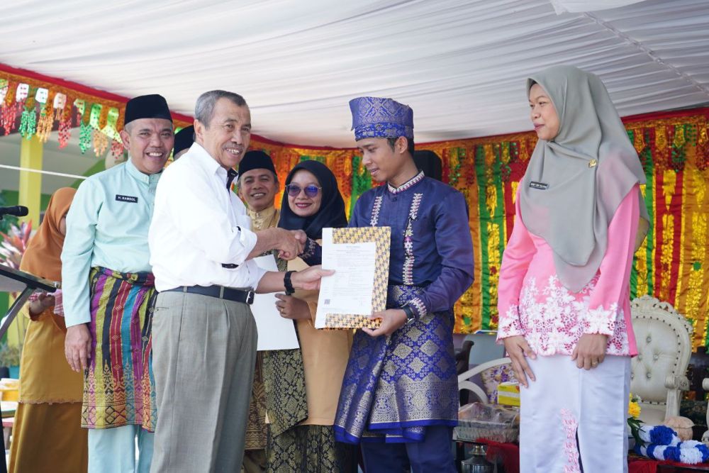 Diserahkan Gubri, 702 Guru Honorer di Kampar Terima SK PPPK