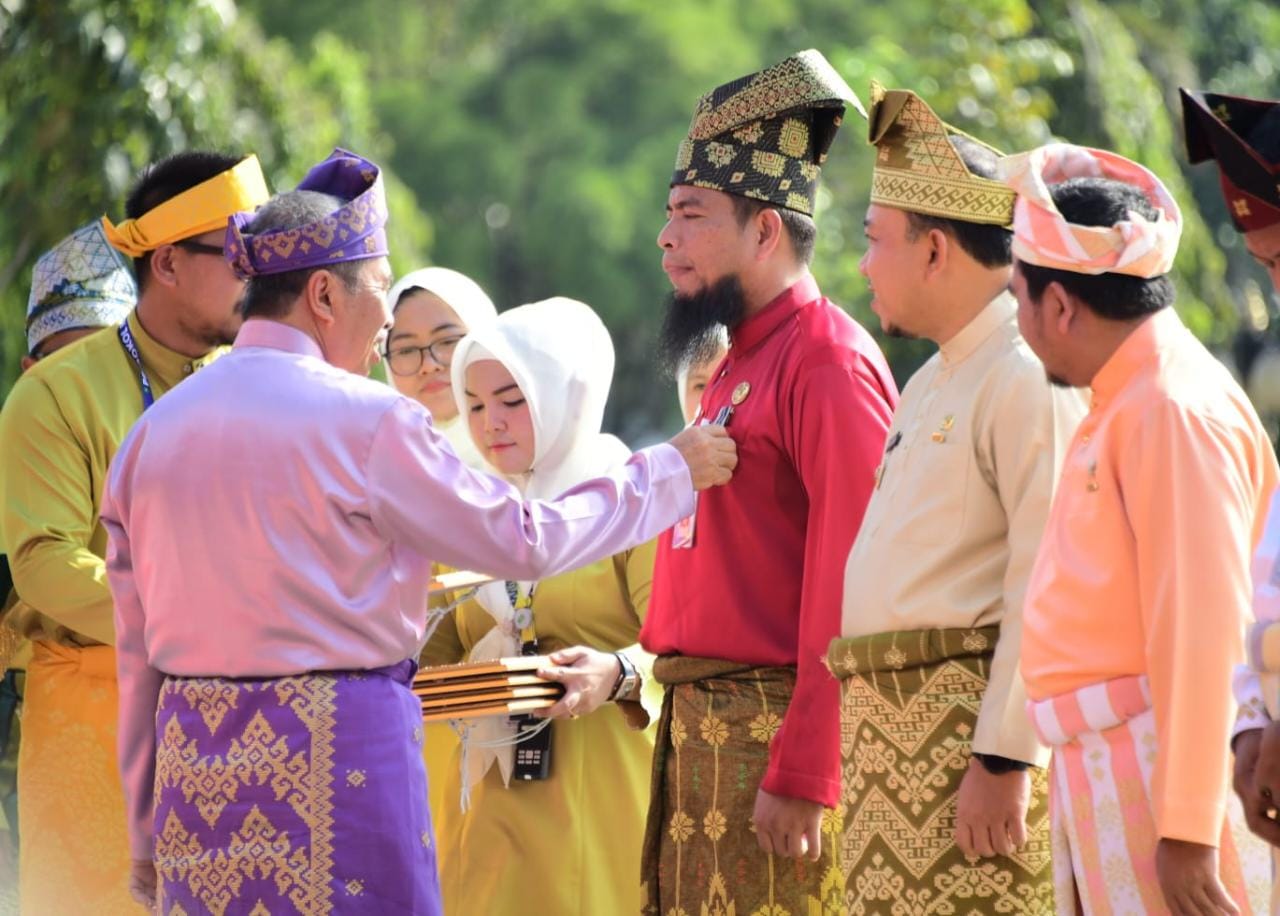 Bupati Kasmarni Terima Anugerah Lencana Wira Bangun Desa dari Gubri