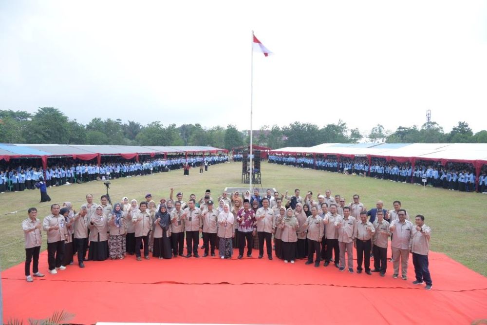 Rektor Serahkan 7.105 Mahasiswa Baru Unri ke Fakultas