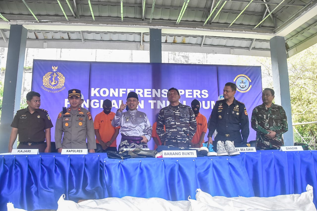 Lanal Dumai Gagalkan Penyeludupan 150 Karung Barang Bekas di Perairan Siak Kecil