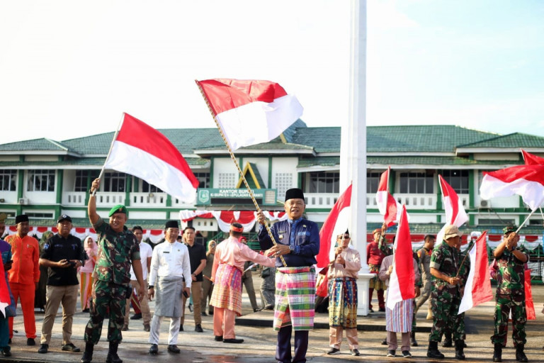 Plt Bupati Kepulauan Meranti Luncurkan Gerakan Nasional 10 Juta Bendera Merah Putih