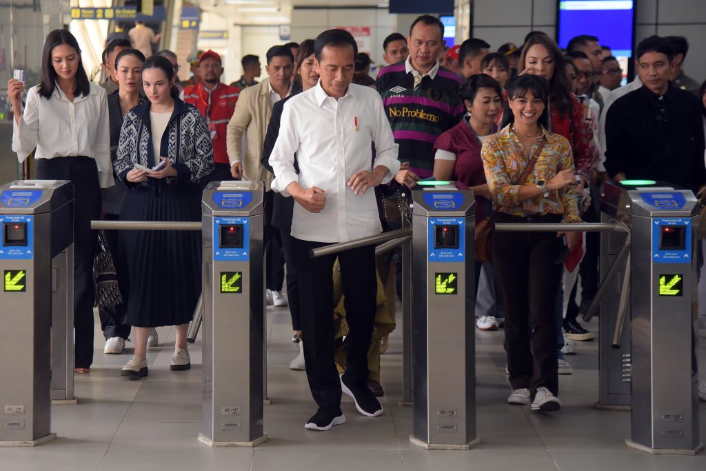 Presiden Jokowi Ajak Para Pegiat Seni Jajal LRT Jabodebek
