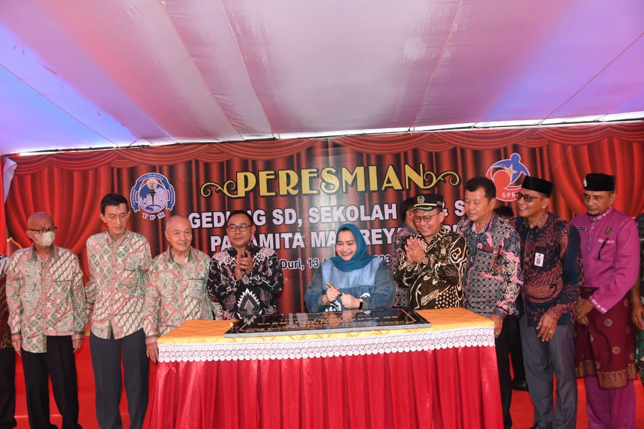 Bupati Kasmarni Resmikan Gedung SD Sekolah TK dan SD Paramita Maitreya Duri