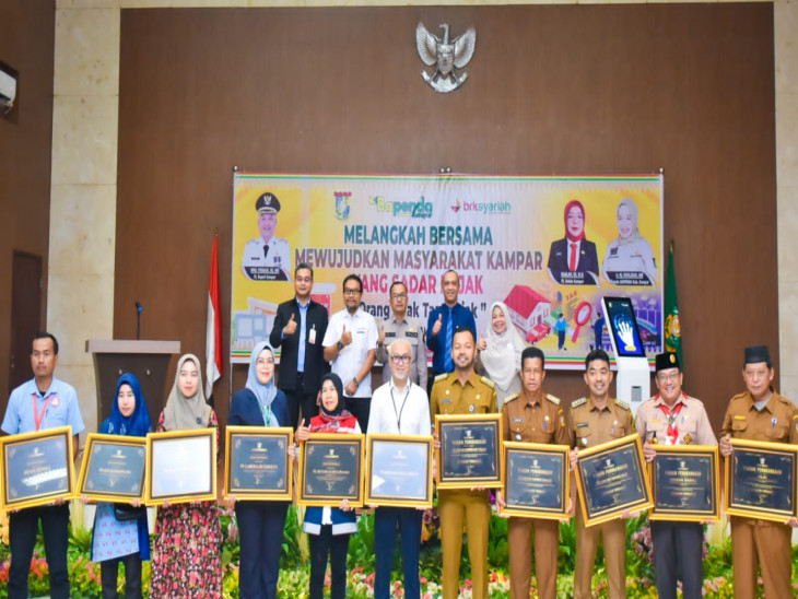 Pj Bupati Kampar Serahkan Penghargaan Kepatuhan Masyarakat Terhadap PBB-P2