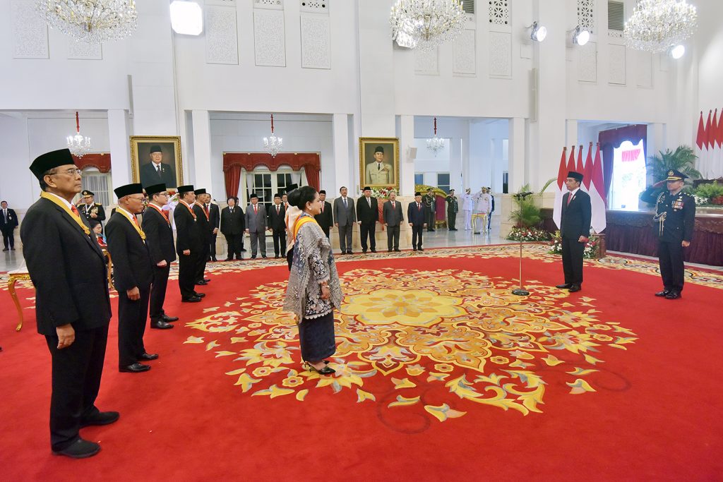 Termasuk Istri, Presiden Jokowi Anugerahkan Tanda Kehormatan Bagi 18 Tokoh