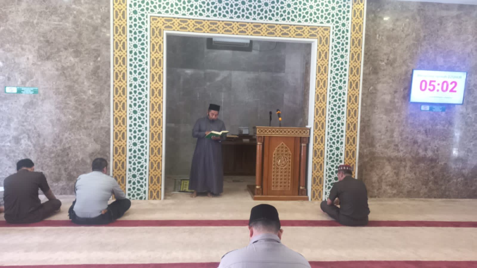 Allah SWT Mewajibkan Umat Nabi Muhammad SAW Sholat 5 Waktu