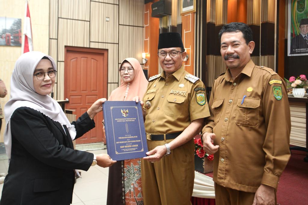 Bupati Serahkan SK Perubahan Nomenklatur 11 SMP Satu Atap Menjadi SMP Negeri Reguler