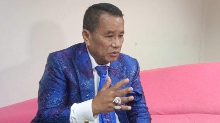 Hotman akan Bantu Warga Riau Tersangka Pasang Bendera di Leher Anjing