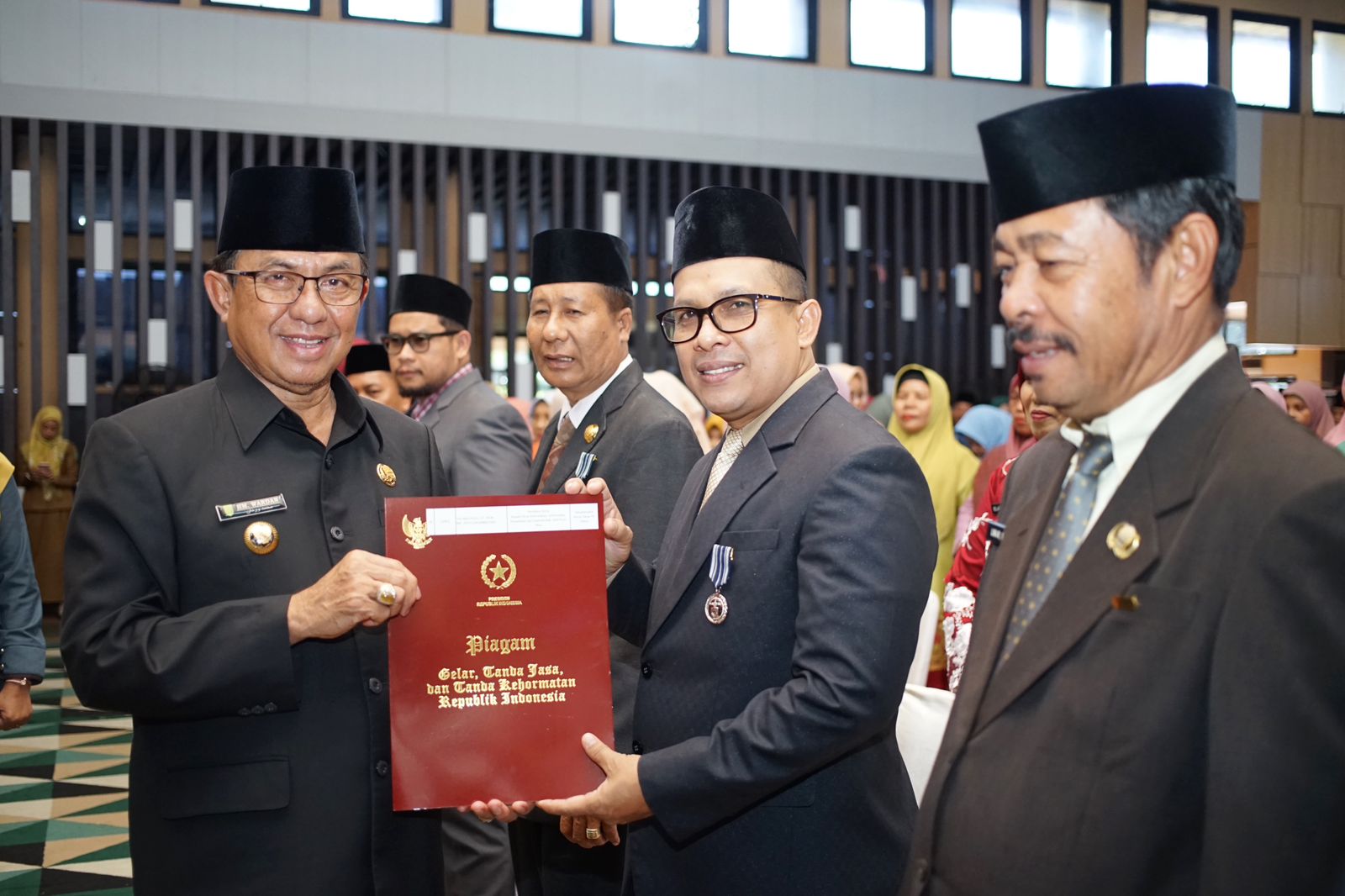 Bupati Wardan Serahkan Satyalancana Karya Satya kepada 284 ASN Pemkab Inhil