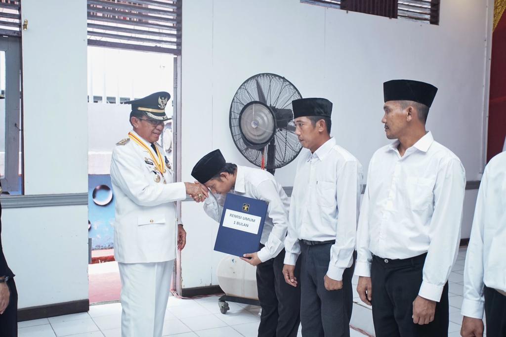 Bupati Wardan Serahkan SK Remisi 807 Warga Binaan Lapas Kelas II A Tembilahan