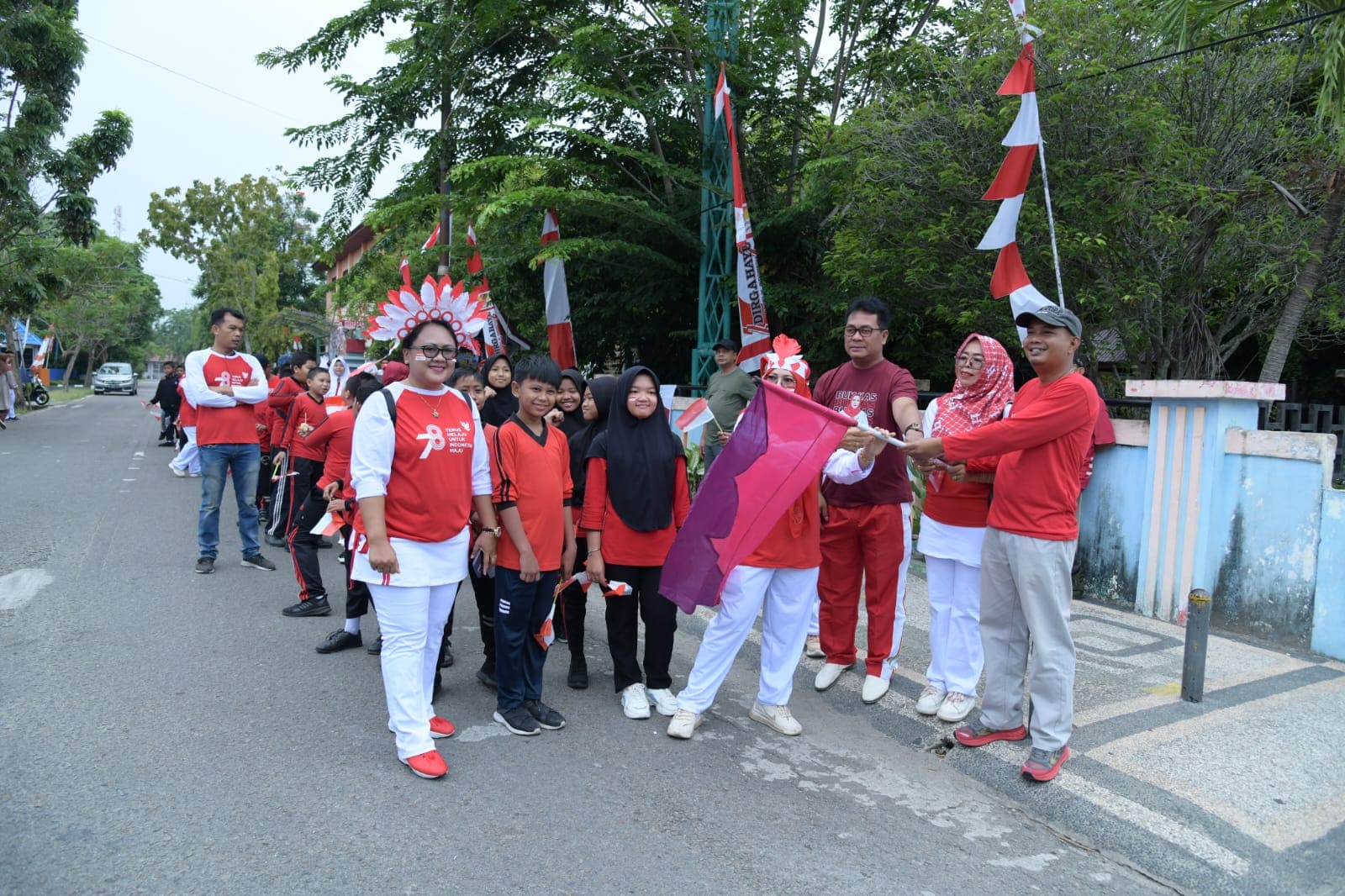 Meriahkan HUT Ke-78 RI, SDN 4 Bengkalis Gelar Jalan Santai Keluarga