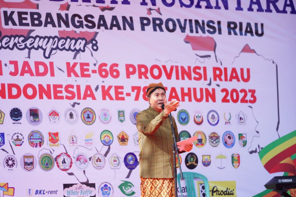 Gubri Syamsuar Lepas Parade Bhinneka Tunggal Ika