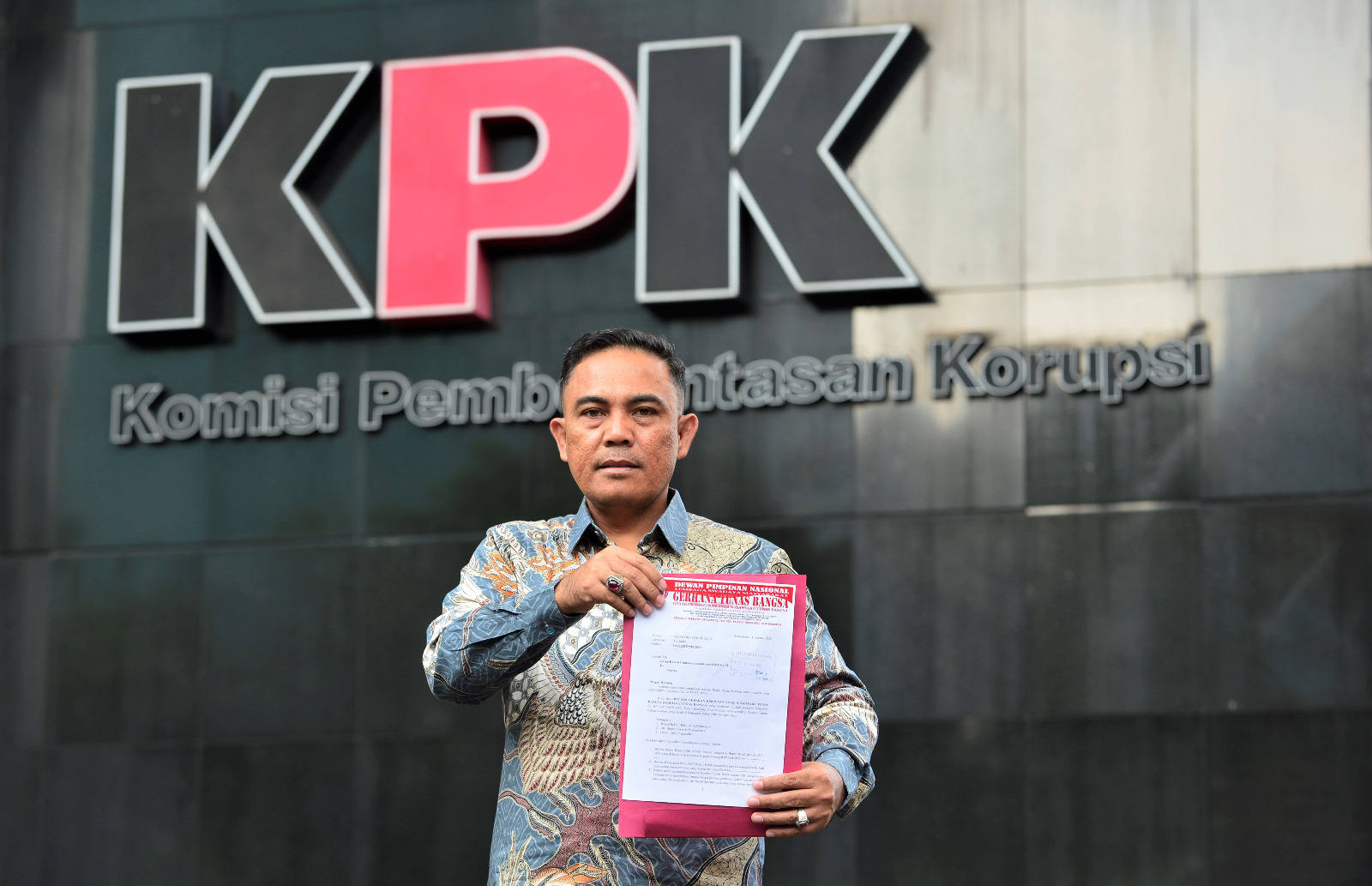 Bupati Rohil, Istri dan Seorang Pengusaha di Laporkan ke KPK