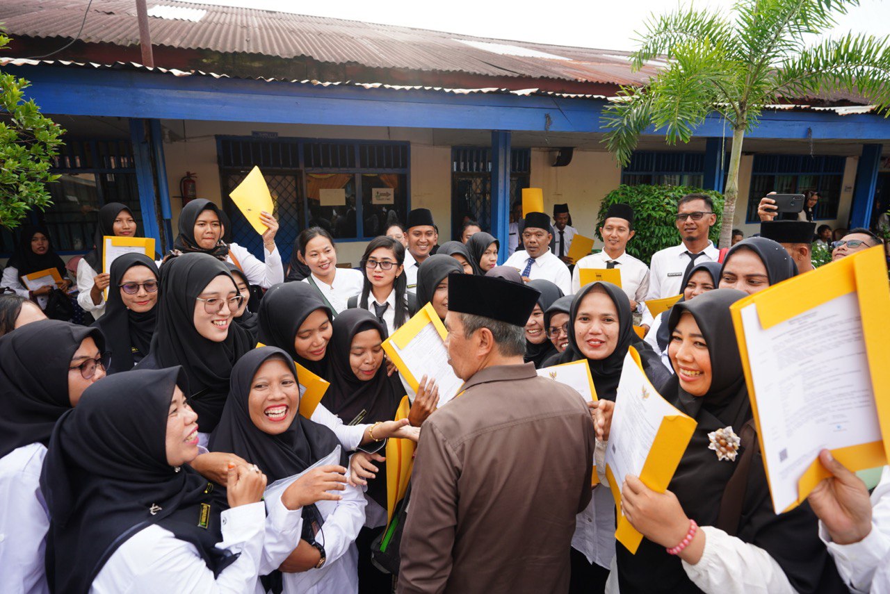 Diserahkan Gubri, 588 Guru di Rohil Terima SK PPPK Tenaga Pendidik