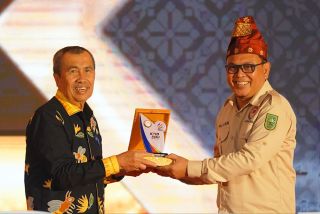 Syamsuar Terima Penghargaan Tokoh Inspiratif Penyiaran dari KPID Riau