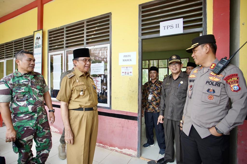 Bupati Tinjau Pemilihan Metode E-Voting di Desa Pekan Kamis
