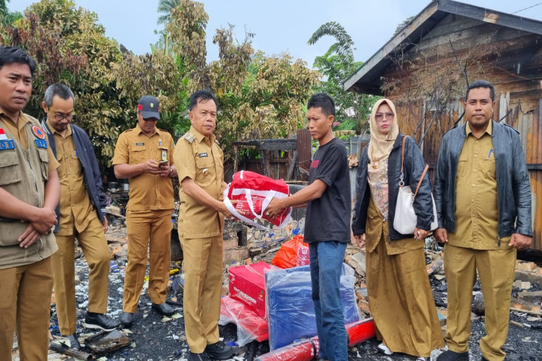 Plt Bupati H. Asmar Serahkan Bantuan untuk Korban Kebakaran Rumah di Selatpanjang Selatan