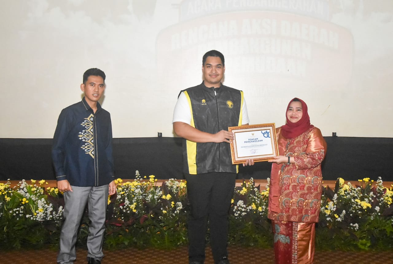 Bupati Kasmarni Terima Penghargaan dari Menpora