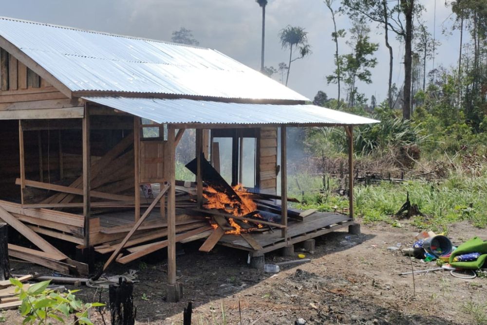 Petugas Bakar Tiga Pondok Warga di Taman Nasional Teso Nelo