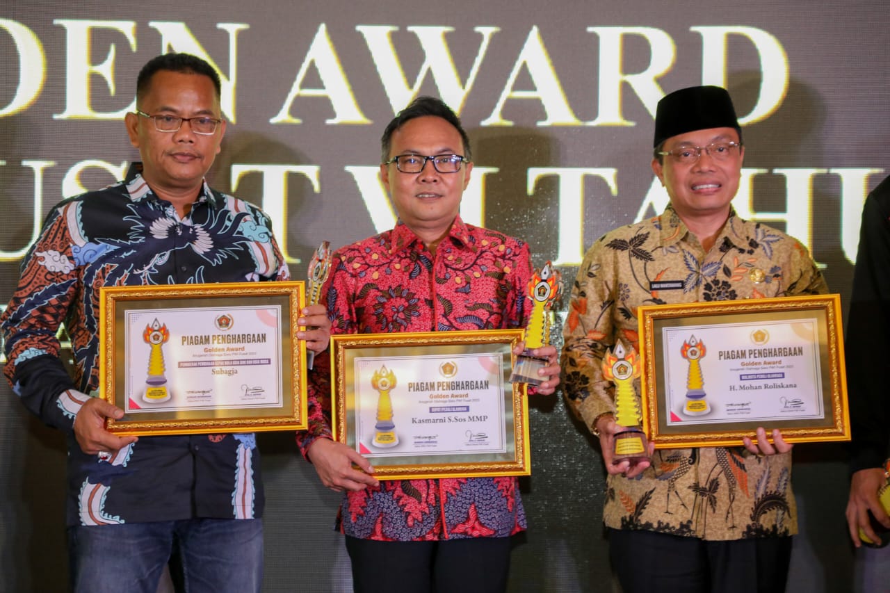 Bupati Bengkalis Terima Penghargaan Golden Award dari SIWO PWI