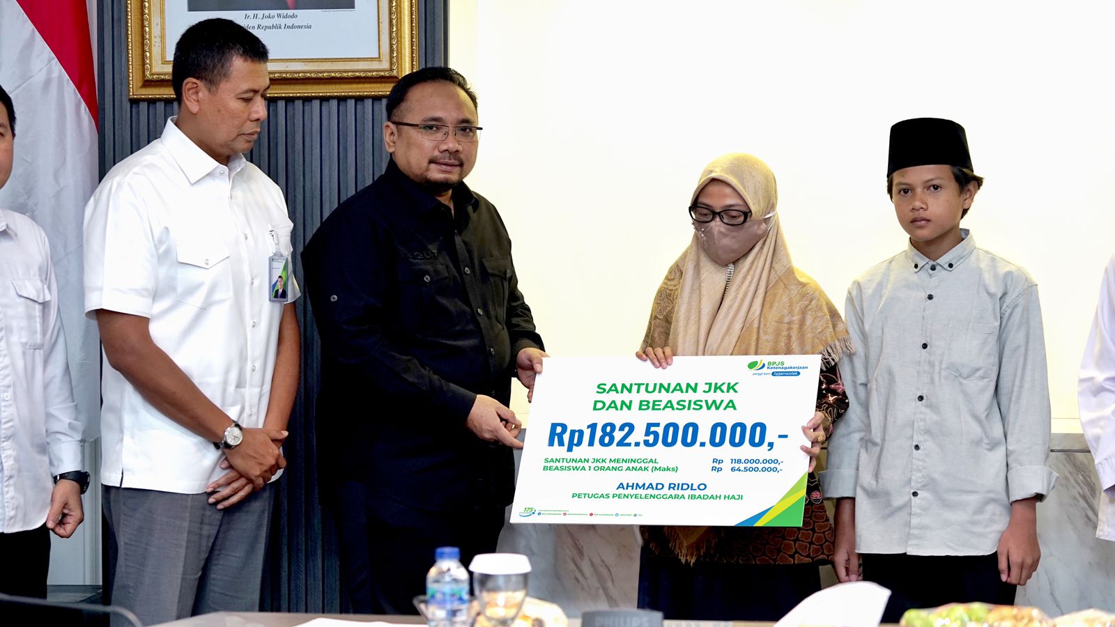 Petugas Haji Wafat Saat Tugas, Menag Yaqut Serahkan Santunan BPJS Ketenagakerjaan Rp183 Juta