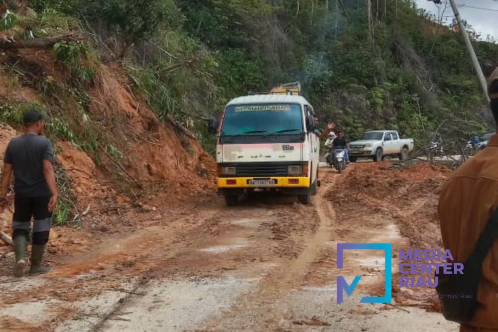 Sempat Tertimbun Longsor, Jalan Lintas Riau-Sumbar Kembali Normal