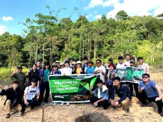 Pelajar Jepang Menanam Pohon di Tahura Sultan Syarif Hasyim