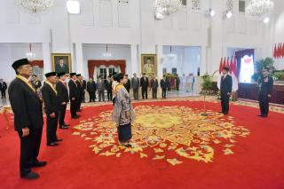 Termasuk Istri, Presiden Jokowi Anugerahkan Tanda Kehormatan Bagi 18 Tokoh