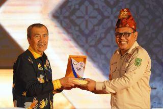 Syamsuar Terima Penghargaan Tokoh Inspiratif Penyiaran dari KPID Riau