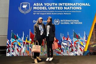Naia dan Helen Wakili UIR di Asian Youth International Model United di Malaysia
