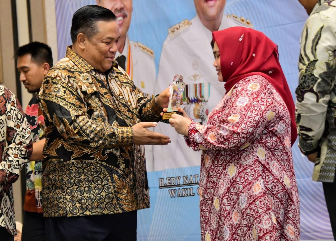 Bupati Bengkalis Kasmarni Terbaik 1 Paritrana Award Riau