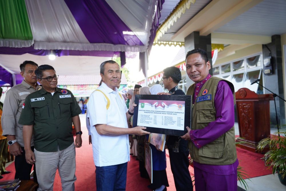 Kunker di Inhil dan Inhu, Gubri Serahkan Bantuan Alat Karhutla