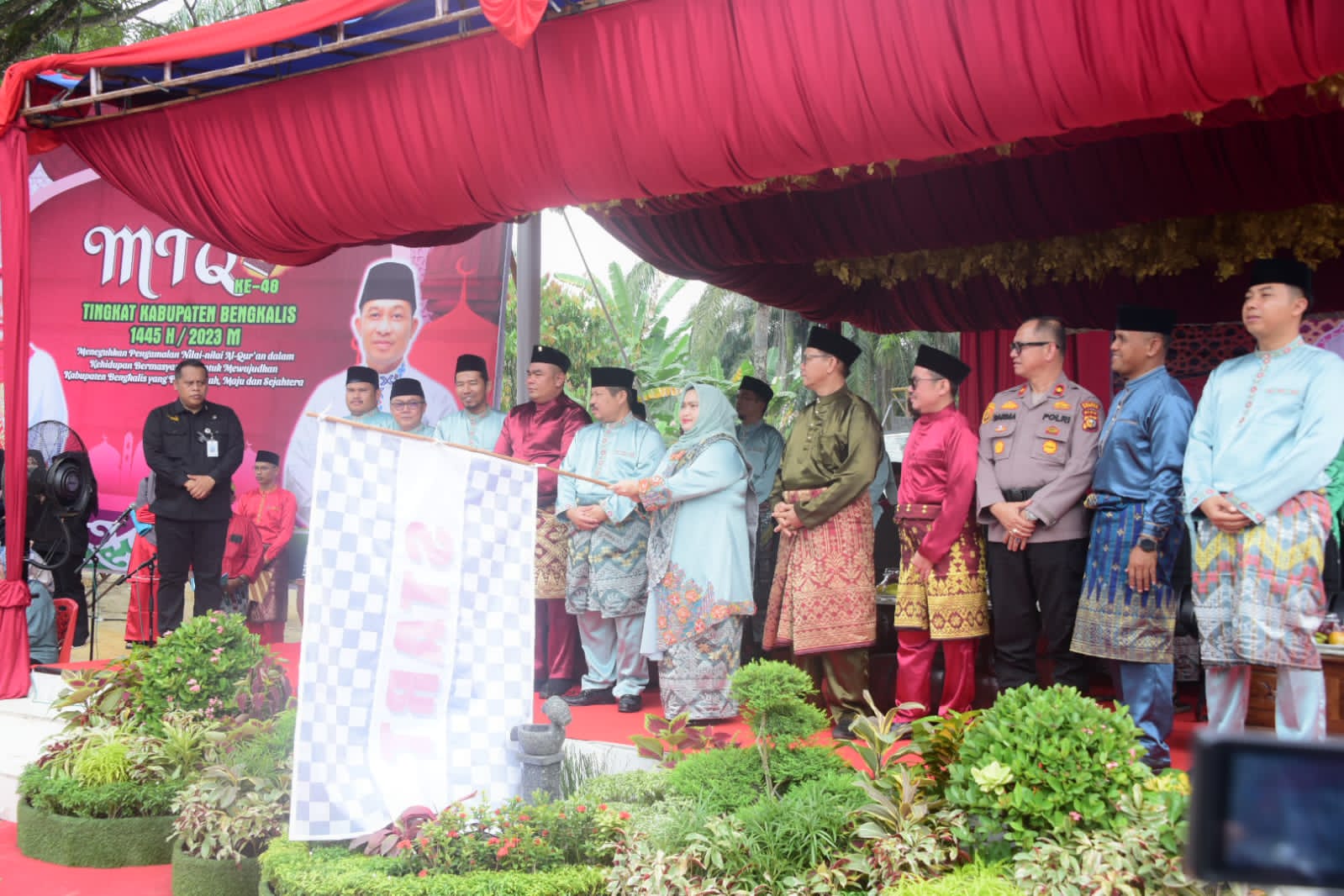 Bupati Kasmarni Lepas Ribuan Peserta Pawai Ta