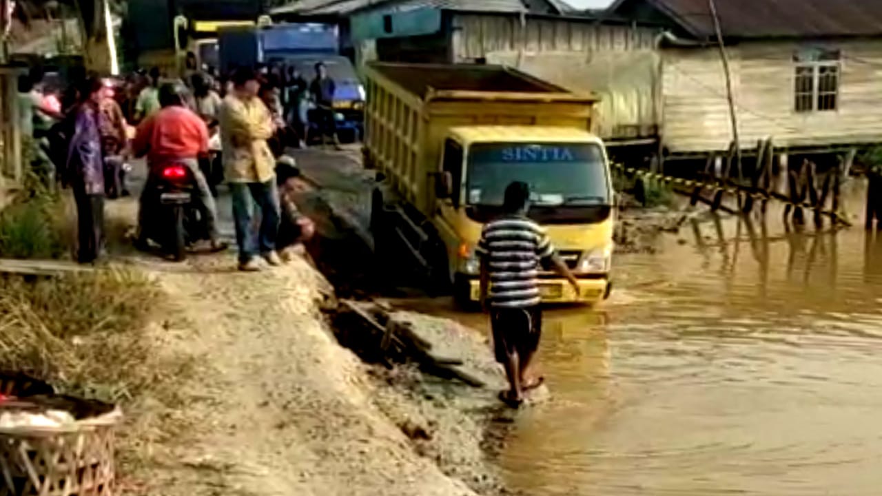Bupati Wardan Perintah PUTR Inhil Segera Tangani Jalan Longsor di Pekan Tua