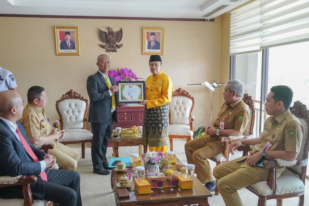 Gubernur Riau Terima Penghargaan dari Universitas Islam Riau
