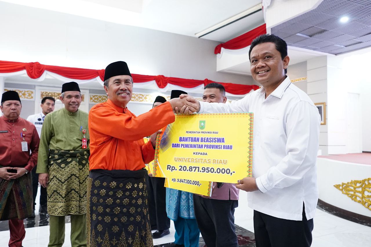 Gubernur Riau Beri Bantuan Beasiswa Perguran Tinggi, Nilainya Puluhan Miliar
