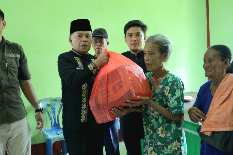 Plt Bupati Asmar Serahkan Bansos di Desa Sokop