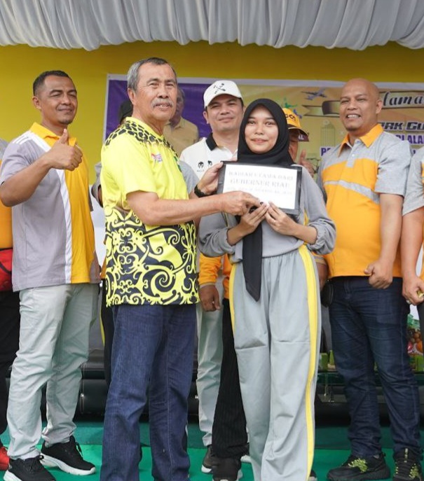 Siswi SMAN 8 Mandau Dapat Hadiah Motor dari Gubernur Syamsuar